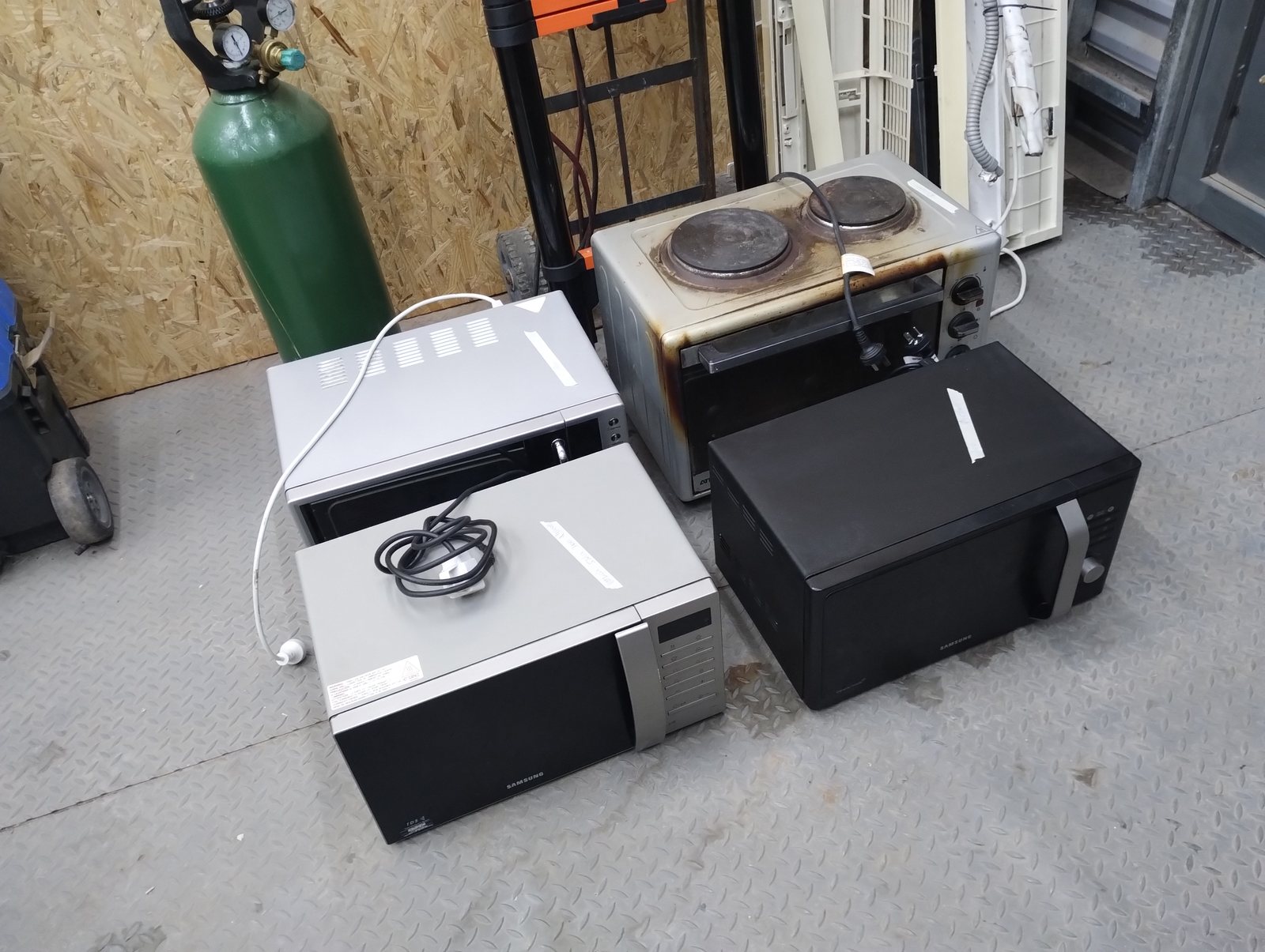 Microondas y hornos eléctricos varios - trabajo real de ElectroBahia Servicios en Bahía Blanca